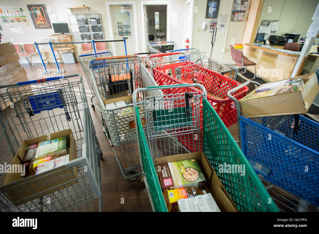 Questa immagine mostra un programma di distribuzione di cibo da parte dell'USDA, che assiste nella fornitura di cibo di emergenza a coloro che ne hanno bisogno attraverso il programma di assistenza alimentare di emergenza. Sottolinea gli sforzi compiuti nella sicurezza alimentare, in particolare per gli anziani e le famiglie a basso reddito. Foto Stock