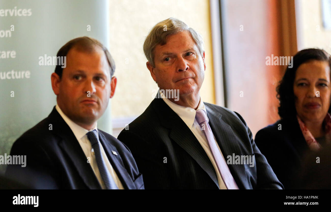 Questa immagine mostra Berry Vilsack al Berea College in Kentucky, con persone di rilievo come Connellley e Mensah che partecipano a un evento USDA. L'incontro si è concentrato sull'agricoltura, l'istruzione e lo sviluppo rurale. Foto Stock