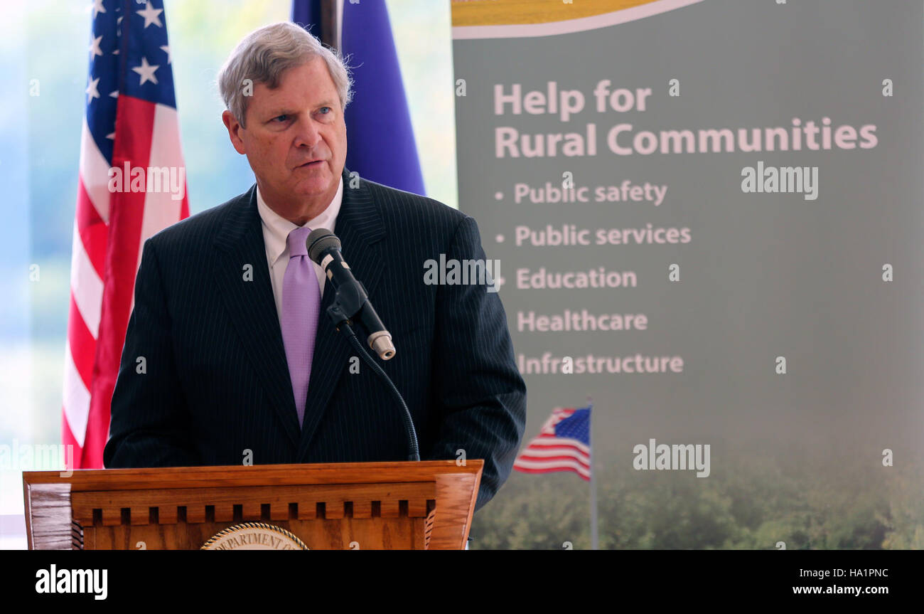 Il segretario all'agricoltura Tom Vilsack incontra i leader del Berea College in Kentucky per discutere le iniziative agricole. L'incontro sottolinea l'impegno dell'USDA per lo sviluppo rurale, l'istruzione e l'impegno della comunità. Foto Stock