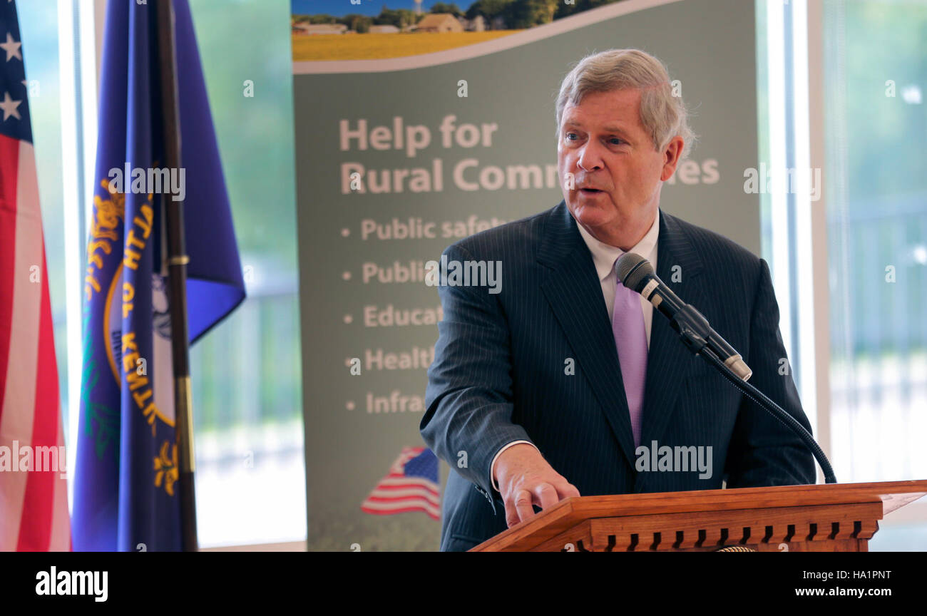 Berry Vilsack, insieme ad altri funzionari dell'USDA, ha partecipato ad un evento al Berea College di Connelly, Kentucky, per discutere dello sviluppo rurale e del sostegno della comunità. L'evento ha evidenziato gli sforzi dell'USDA per sostenere le aree rurali e affrontare le sfide in materia di alloggi e istruzione. Foto Stock