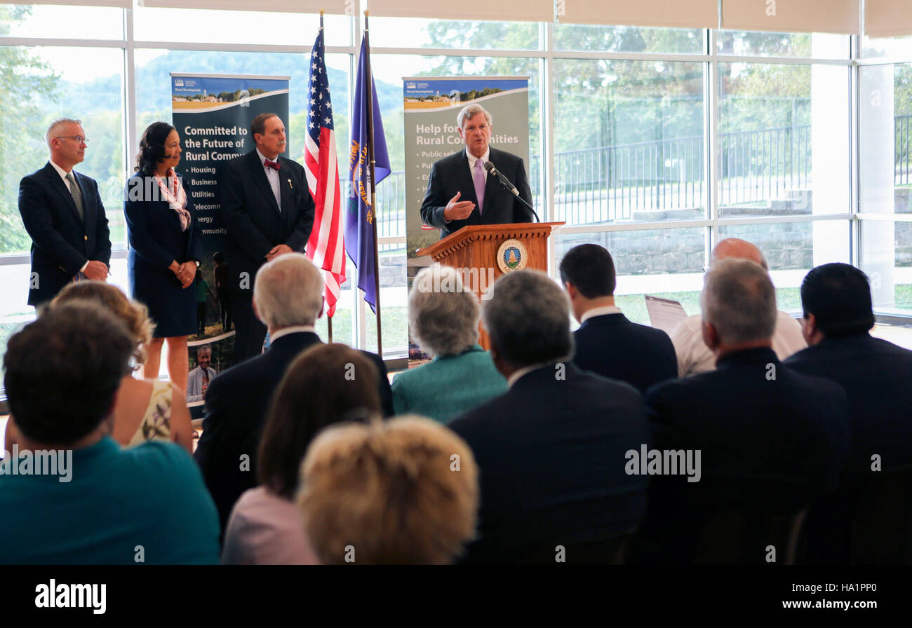 Berry Vilsack, insieme ad altri leader, ha partecipato ad un evento al Berea College in Kentucky, discutendo lo sviluppo rurale e le opportunità educative nella regione. L'incontro ha evidenziato l'importanza di rafforzare le comunità locali attraverso l'istruzione e la leadership. Foto Stock