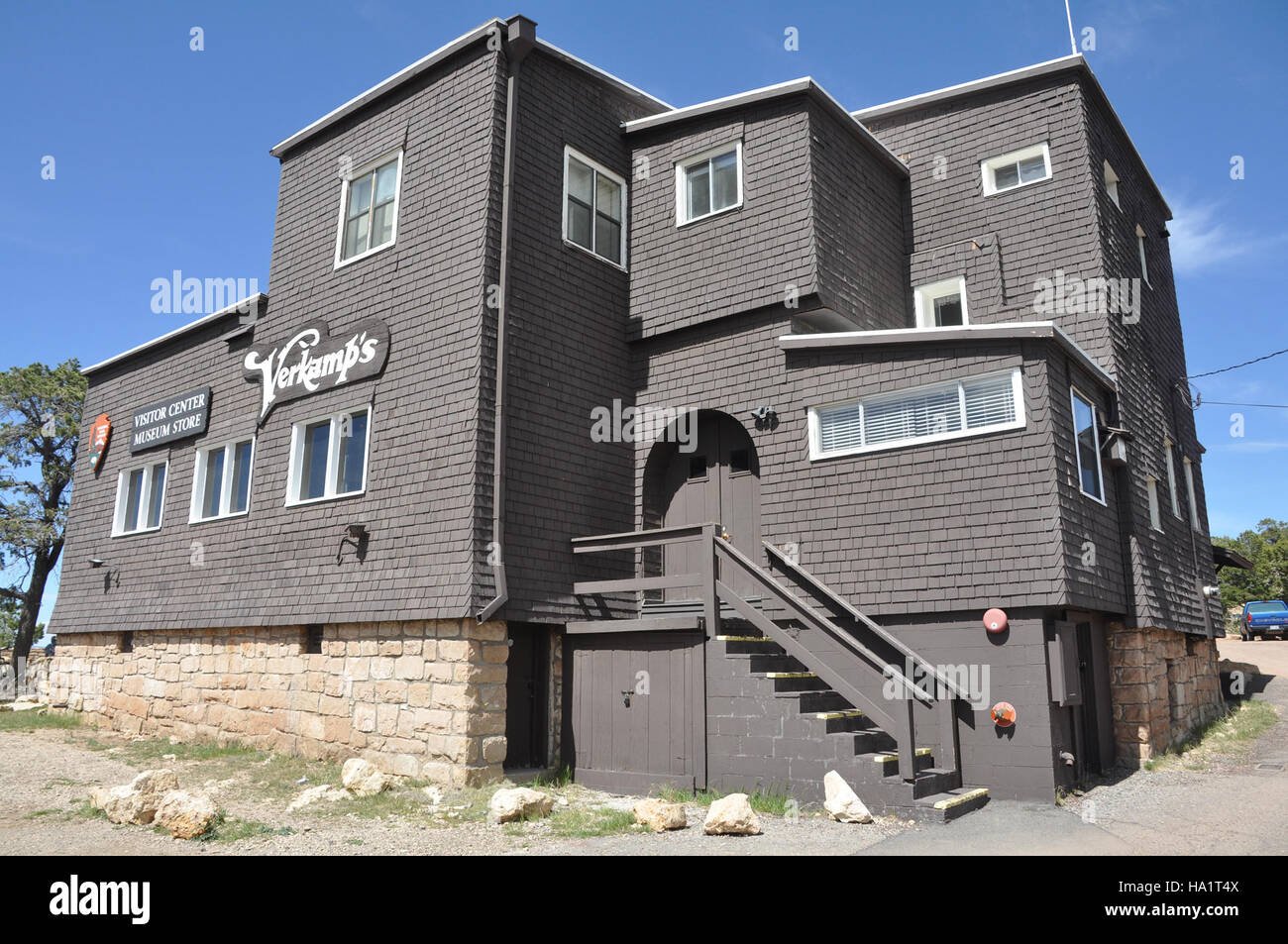 Il centro visitatori di Verkamp nel Parco Nazionale del Grand Canyon funge da spazio educativo per i visitatori, offrendo informazioni sulla storia naturale e culturale del parco. Gioca un ruolo nel collegare le persone alle caratteristiche scientifiche, geologiche ed ecologiche del parco. Foto Stock