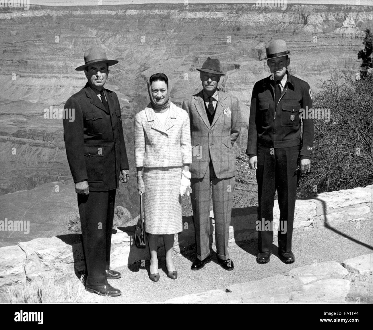 Nel 1959, il duca e la duchessa di Windsor visitarono il Grand Canyon, lasciando un segno nella storia in uno dei parchi nazionali più rappresentativi degli Stati Uniti. La loro visita ha evidenziato il significato culturale e storico del Grand Canyon, mescolando bellezza naturale e storia umana. Foto Stock