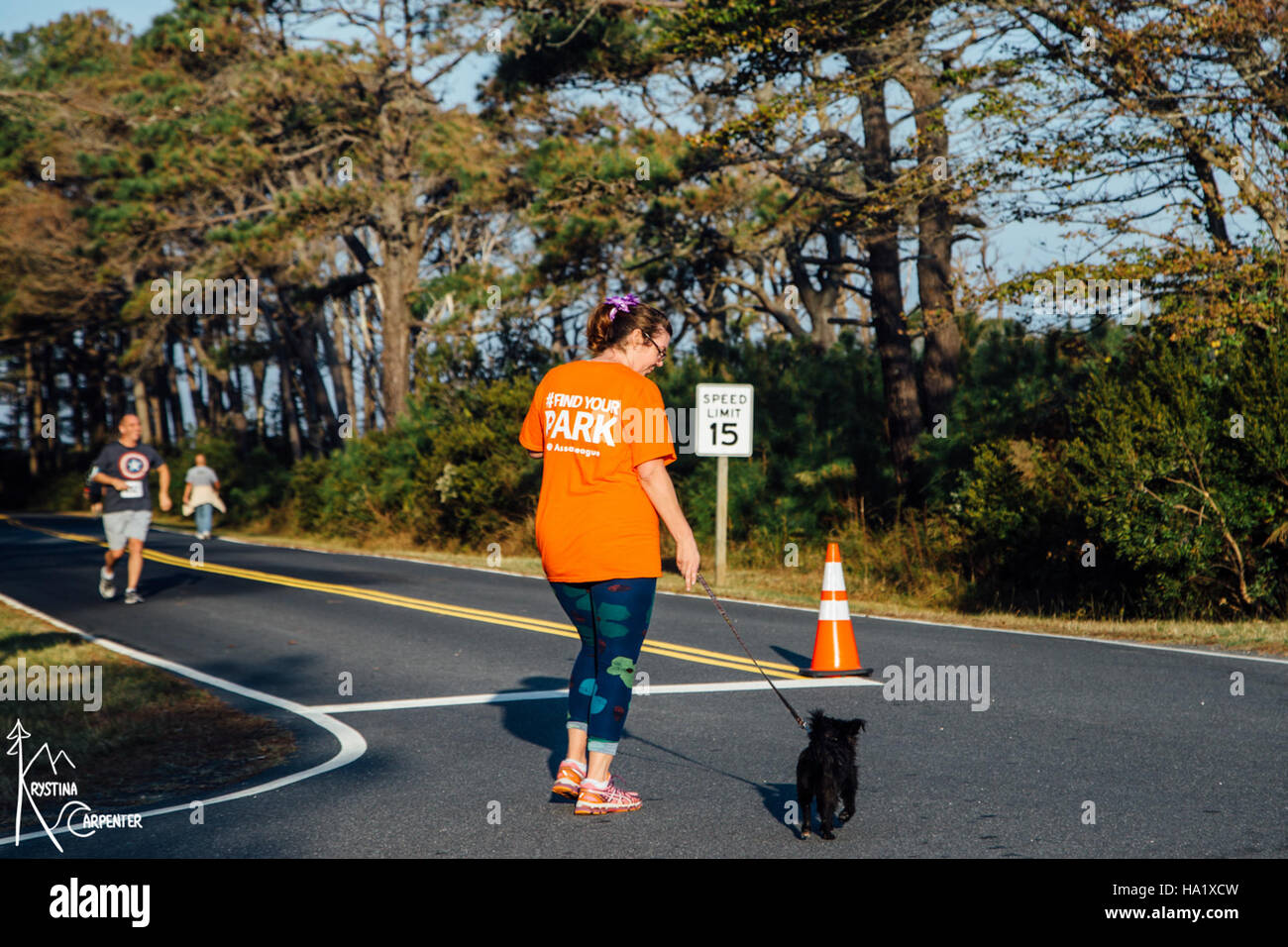 Il 5K di Halloween del 2016 presso l'Assateague National Park ha combinato attività ricreative all'aperto con il coinvolgimento della comunità festiva, promuovendo il fitness e il divertimento dei paesaggi naturali e sostenendo le iniziative del parco. Foto Stock