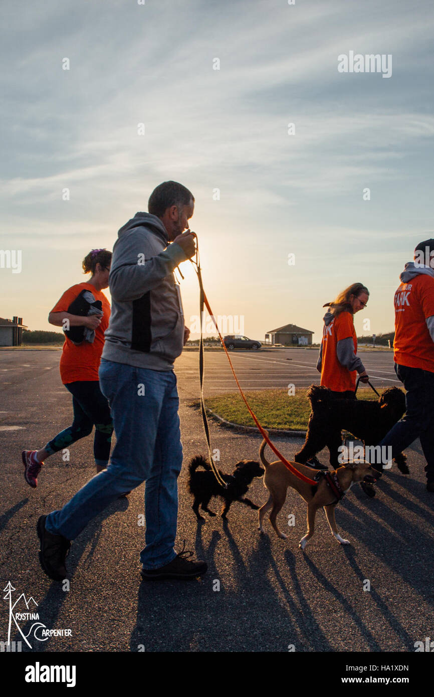 L'evento 2016 Halloween 5K presso l'Assateague National Seashore ha riunito i partecipanti per sostenere le iniziative ambientali del parco promuovendo al contempo attività ricreative all'aperto e impegno della comunità. Foto Stock