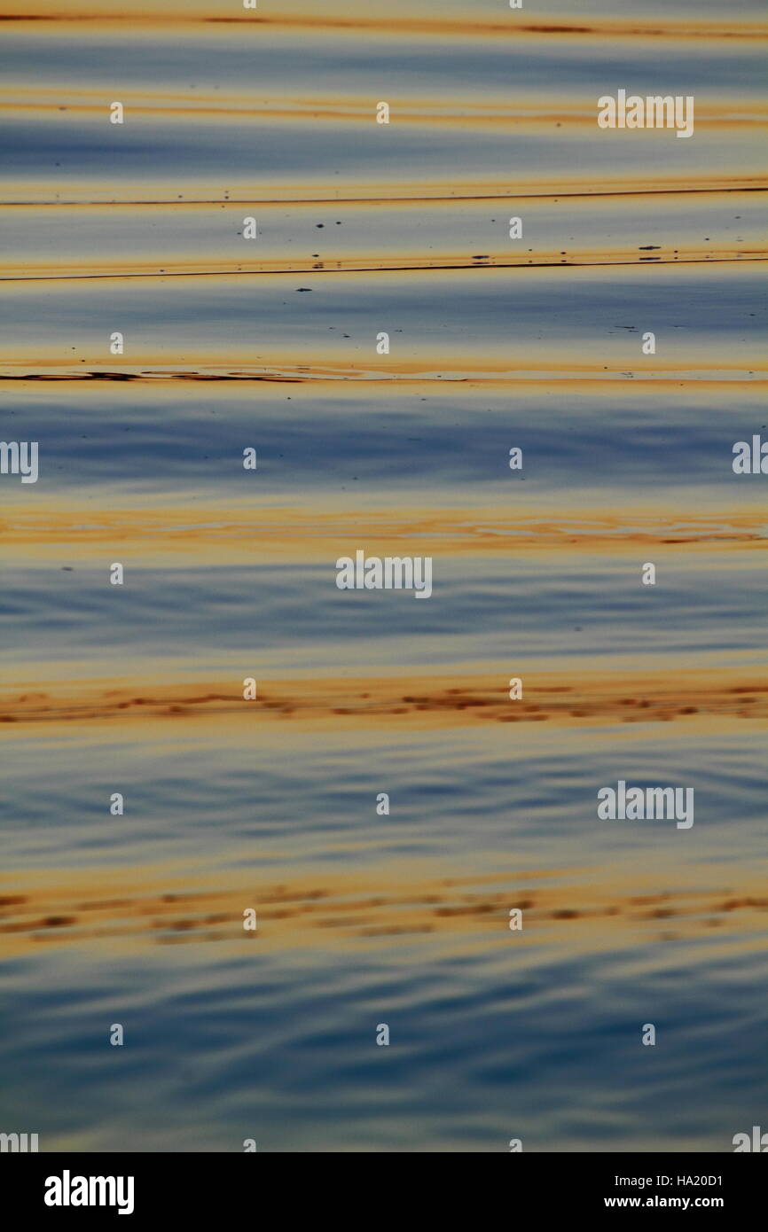 Luce dorata su piccole increspature su Pumicestone passaggio off Golden Beach, Caloundra nella Sunshine Coast di Queensland, Australia. Foto Stock
