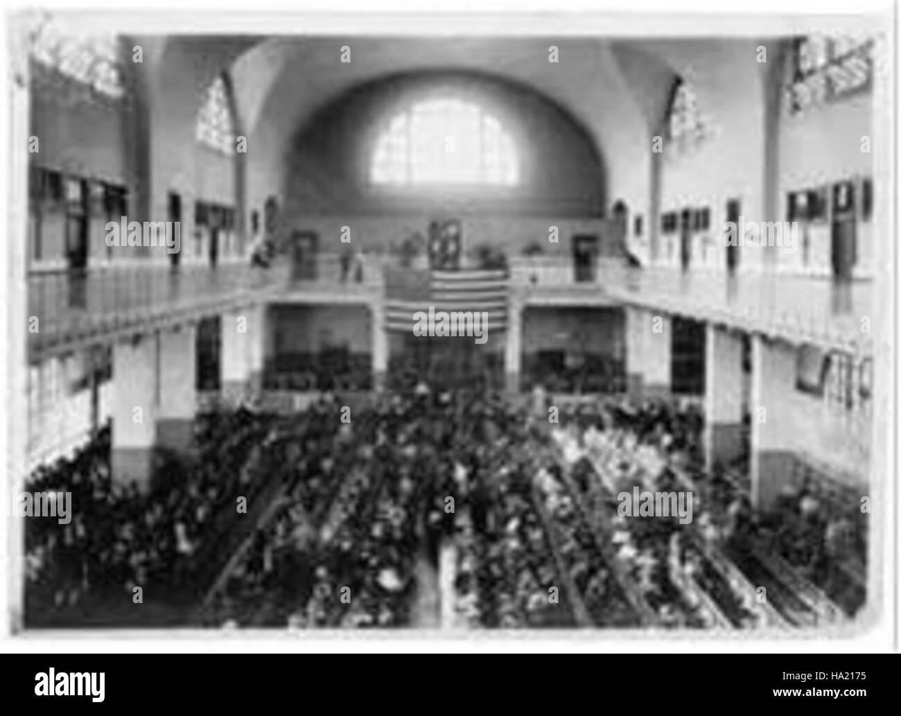 La Great Hall of Ellis Island National Park, dove sono stati processati milioni di immigrati, è un luogo storico iconico che sottolinea la storia degli immigrati statunitensi e la diversità culturale. Foto Stock