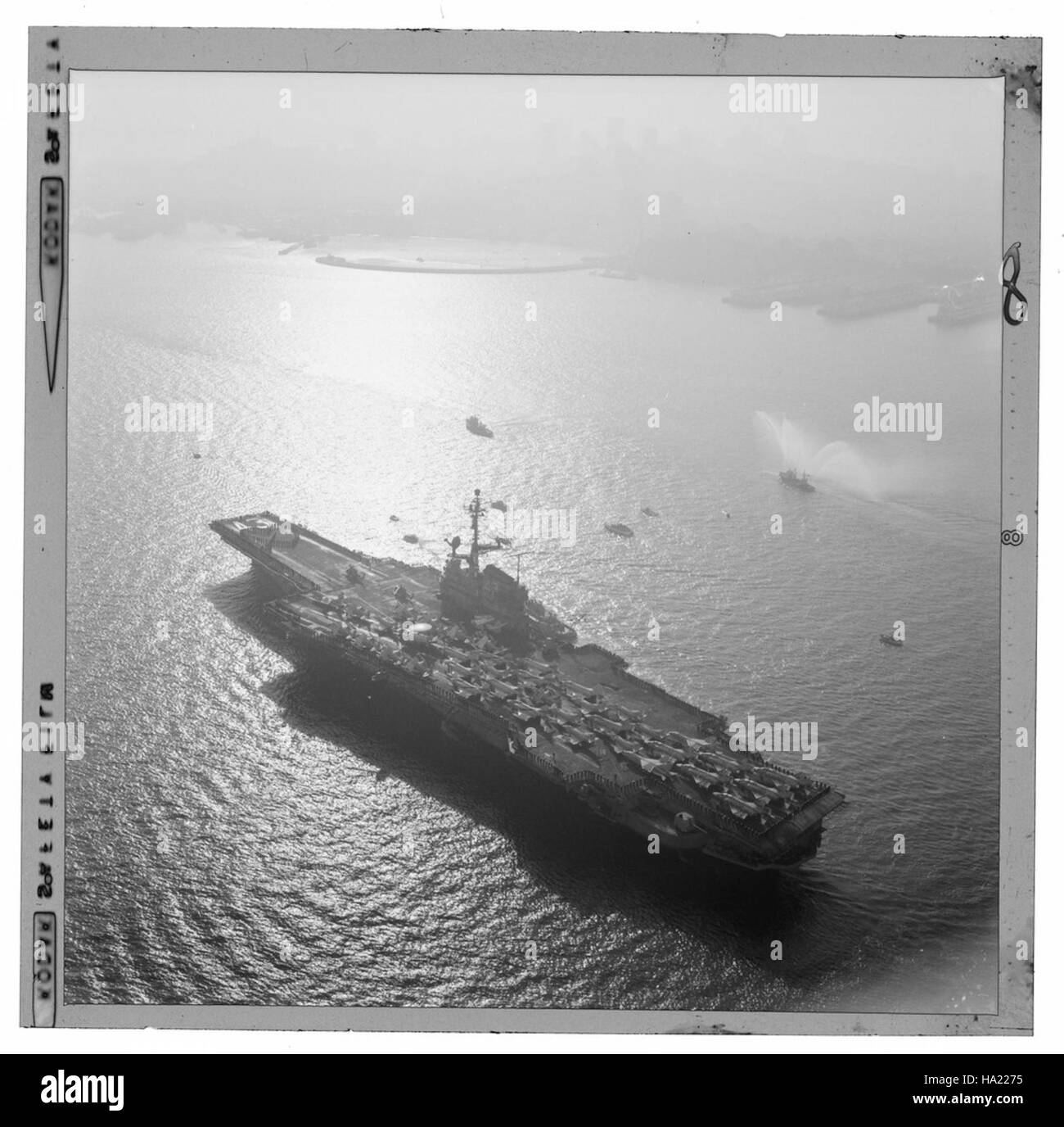 Il Mar dei Coralli (CVB-43), una portaerei della Marina degli Stati Uniti costruita nel 1946, è conservato nelle collezioni del San Francisco Maritime National Historical Park. La nave ebbe un ruolo significativo nella storia militare durante la metà del XX secolo, in particolare durante la guerra del Vietnam. Foto Stock