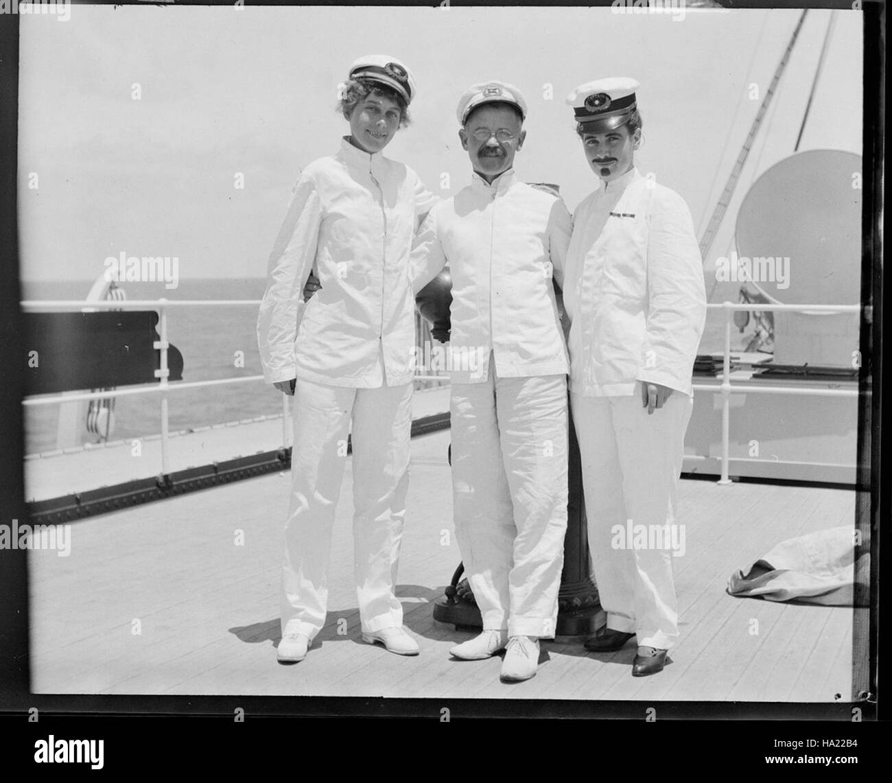 Collezioni sfmaritimenps 21667342028 Alexander Ryan con due passeggeri femmina indossano uniformi di equipaggio a bordo Manoa (costruito 1913; nave mercantile), tra 1913-1925 Foto Stock