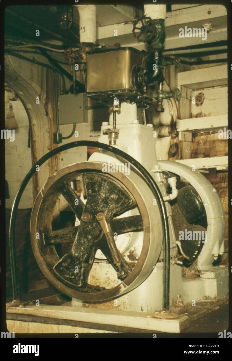 Wapama, una goletta a vapore costruita nel 1915, e il suo motore Dynamo, parte della collezione presso il San Francisco Maritime National Historical Park, che mette in risalto la storia dell'ingegneria e della tecnologia marittima. Foto Stock