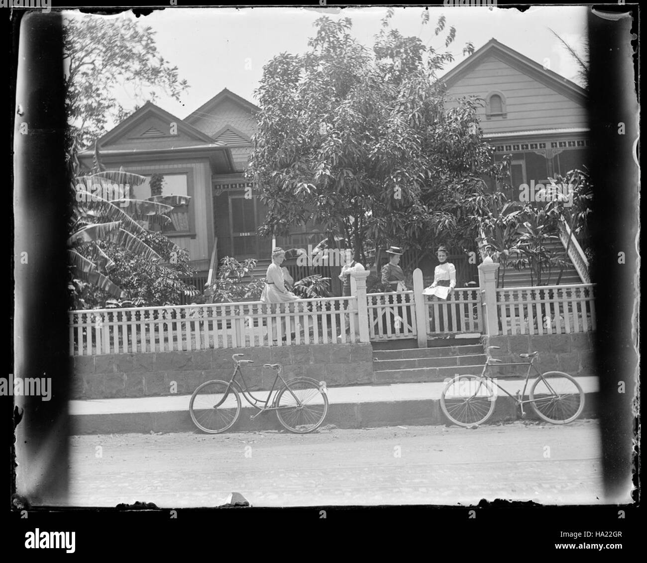 Collezioni sfmaritimenps 21855096995 un uomo e tre donne in posa presso il recinto esterno case sulle Isole Hawaii¿, circa 1902 Foto Stock