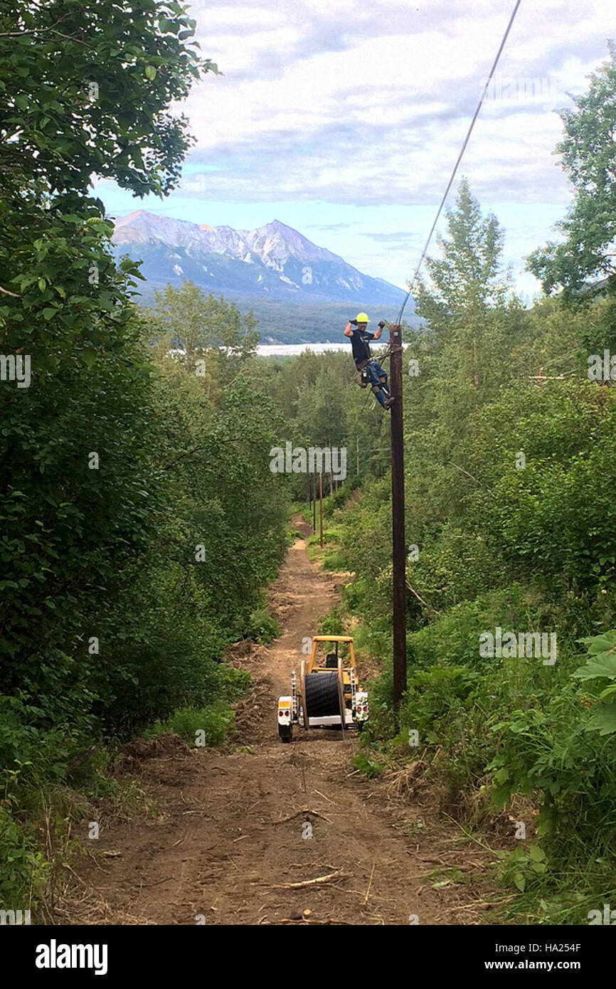 Usdagov Matanuska 15415665568 Telefono Lineman Associazione lavora per portare a banda larga ad alta velocità a Chickaloon e vista sul ghiacciaio Foto Stock