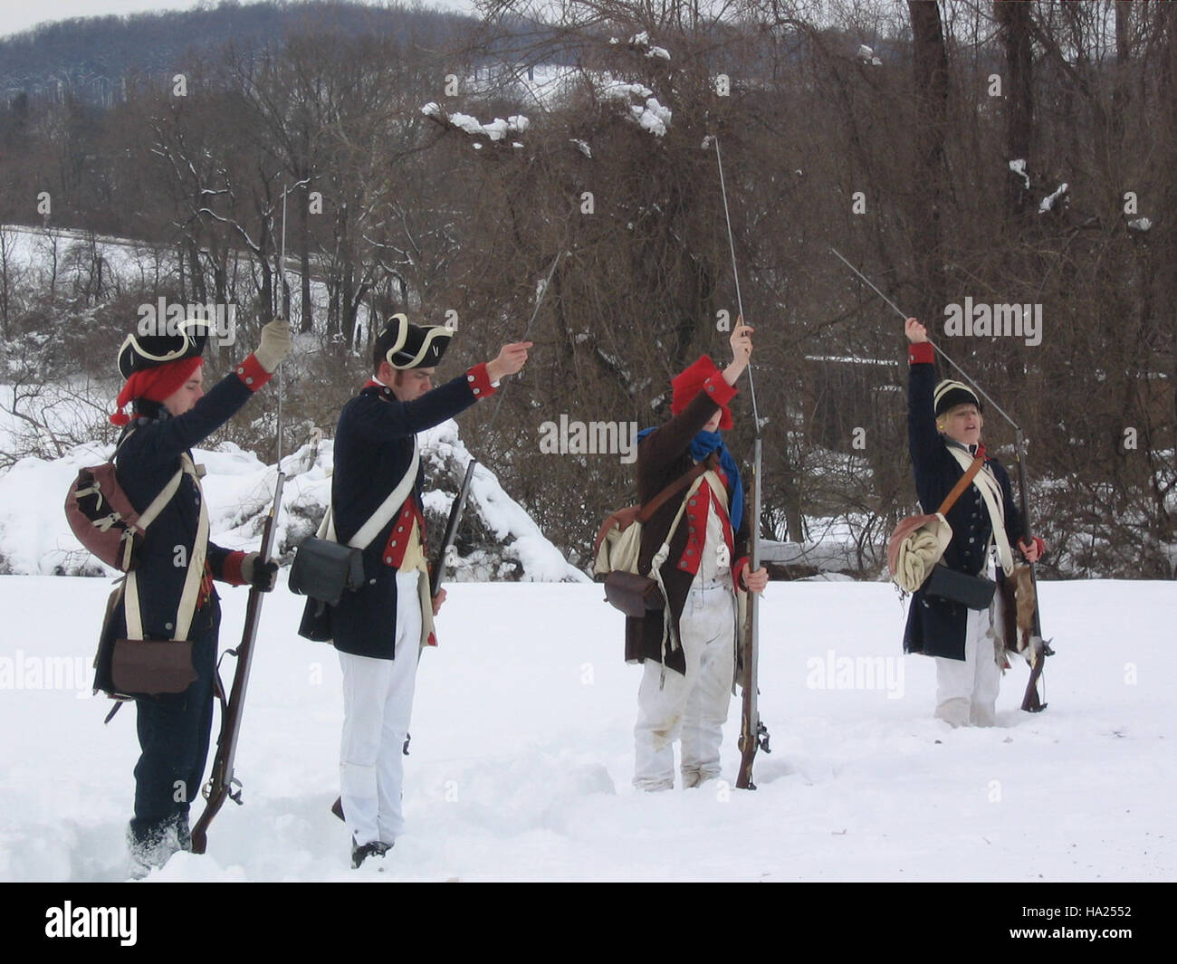 L'immagine cattura il momento di preparare le armi per una rievocazione storica del Valley Forge National Park. Questo sito commemora le difficoltà incontrate durante la Rivoluzione americana, preservando sia la storia che la natura. Foto Stock
