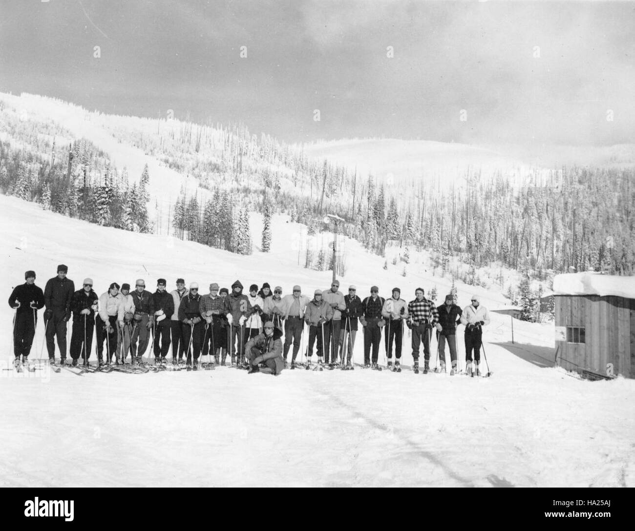 Una foto della prima scuola di neve del 1950, che cattura un momento storico di educazione ambientale e impegno pubblico in programmi basati sulla natura. Foto Stock