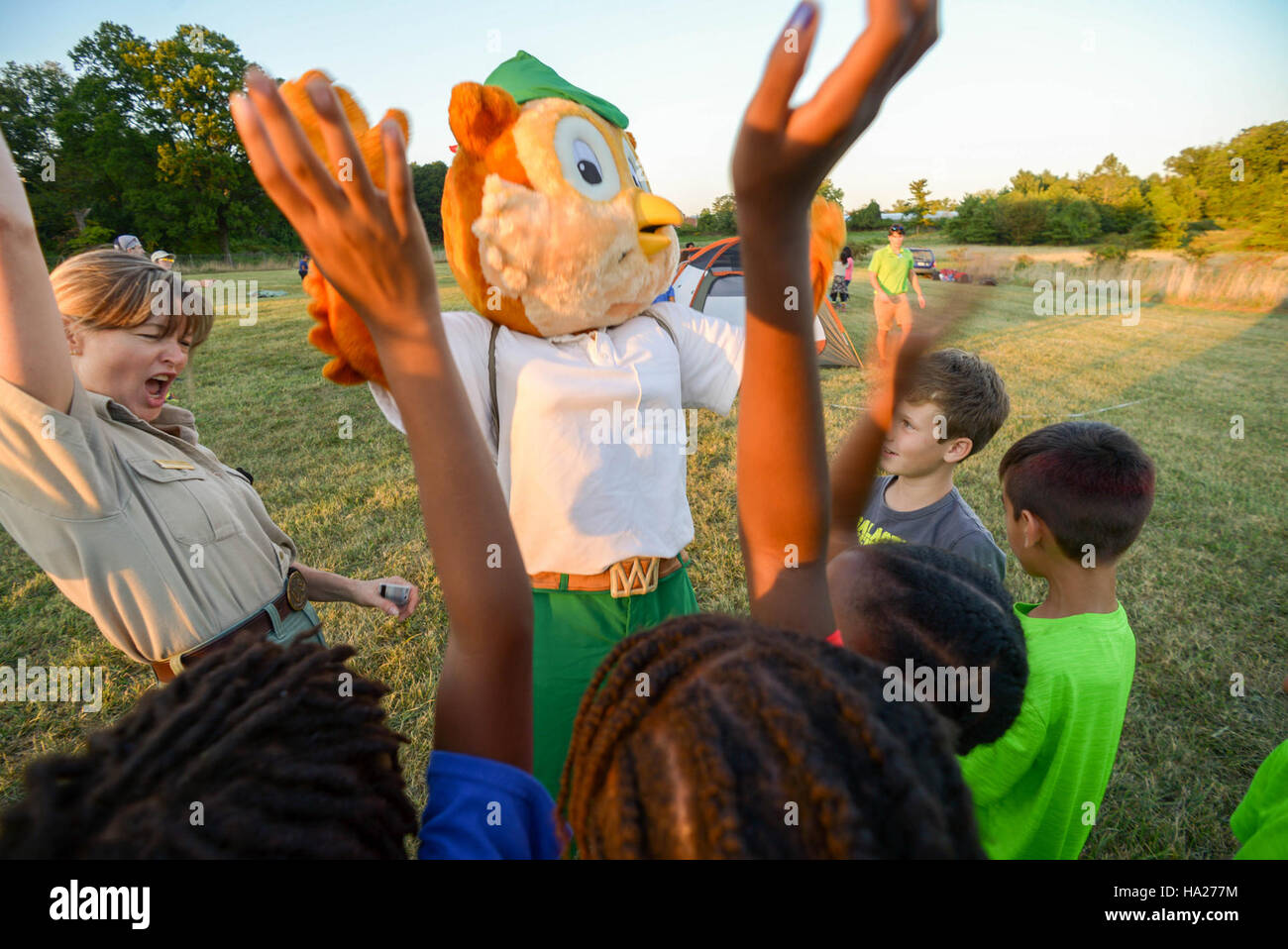 Woodsy Owl si unisce ai bambini all'evento Every Kid in a Park Back-to-School Campout, che promuove l'educazione all'aria aperta e la consapevolezza ambientale. L'iniziativa incoraggia i giovani ad esplorare la natura e a conoscere la conservazione nei parchi nazionali e nelle terre pubbliche. Foto Stock