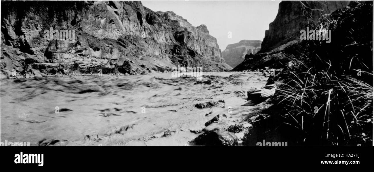 Foto storica del Parco Nazionale del Grand Canyon, che mostra il fiume Colorado come caratteristica centrale del paesaggio iconico e delle formazioni geologiche del parco. Foto Stock