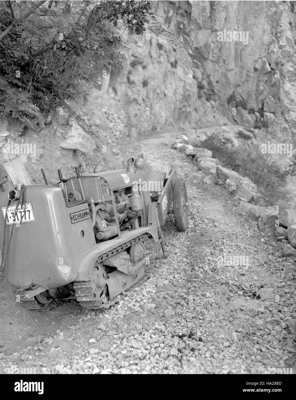 Il Bright Angel Trail presso il Grand Canyon è un percorso escursionistico storico e popolare, che offre accesso alle profondità del canyon, sottolineando al contempo la conservazione del parco e la gestione sostenibile dei visitatori. Foto Stock