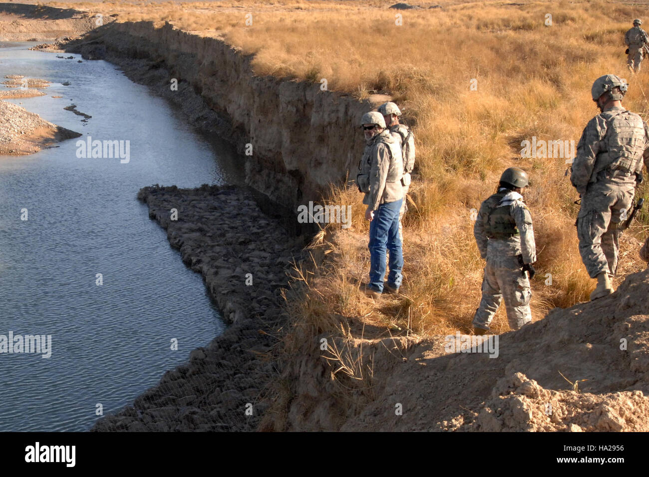 L'immagine raffigura membri della Guardia Nazionale dell'Esercito che lavorano al progetto del Canale Yazdeh in Afghanistan, parte di uno sforzo di ricostruzione provinciale. Evidenzia la collaborazione tra i team militari e USDA per lo sviluppo delle infrastrutture. Foto Stock