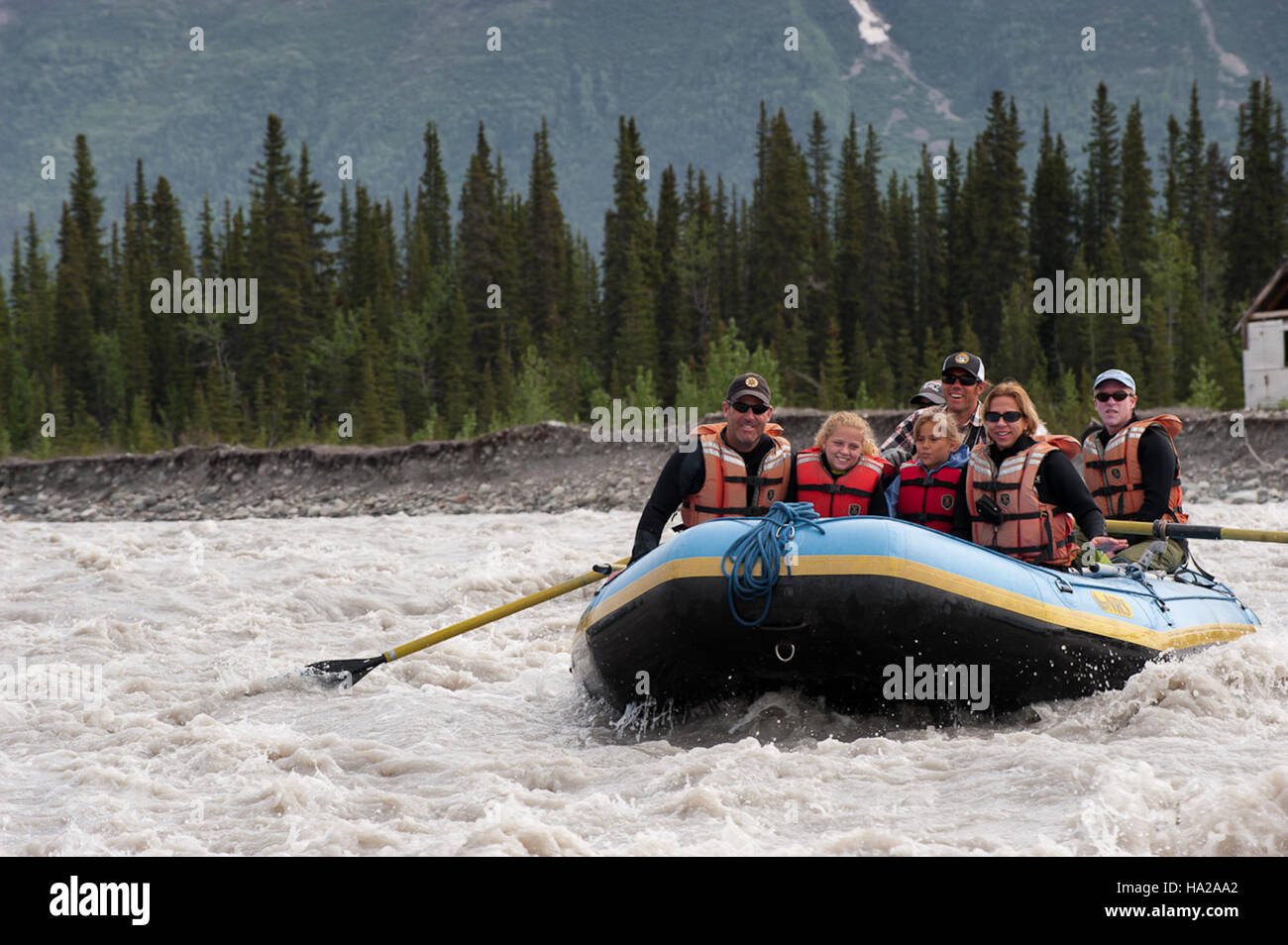A Wrangell-St Elias National Park, i visitatori possono sperimentare il galleggiamento del fiume, un'attività popolare per esplorare la natura selvaggia del parco. Il parco offre paesaggi suggestivi e opportunità di avventura all'aria aperta in uno dei più grandi parchi nazionali degli Stati Uniti Foto Stock