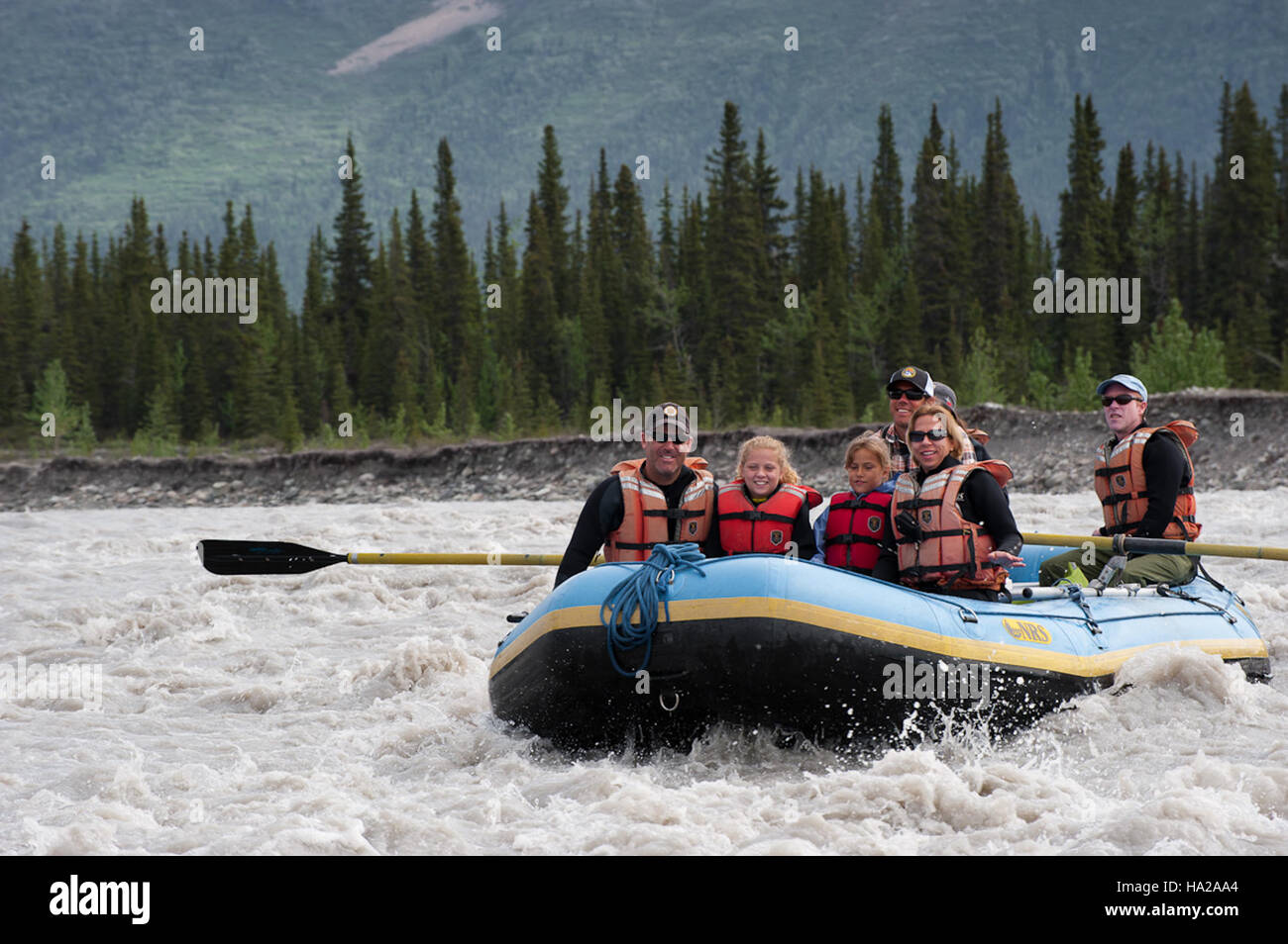 Questa fotografia mostra una popolare attività fluviale a Wrangell-St Elias National Park, situato in Alaska. Il parco è noto per la sua vasta natura selvaggia e i paesaggi mozzafiato, offrendo ai visitatori opportunità di avventurose attività all'aperto come rafting sul fiume e kayak, promuovendo al contempo la conservazione dell'ambiente naturale dell'Alaska. Foto Stock