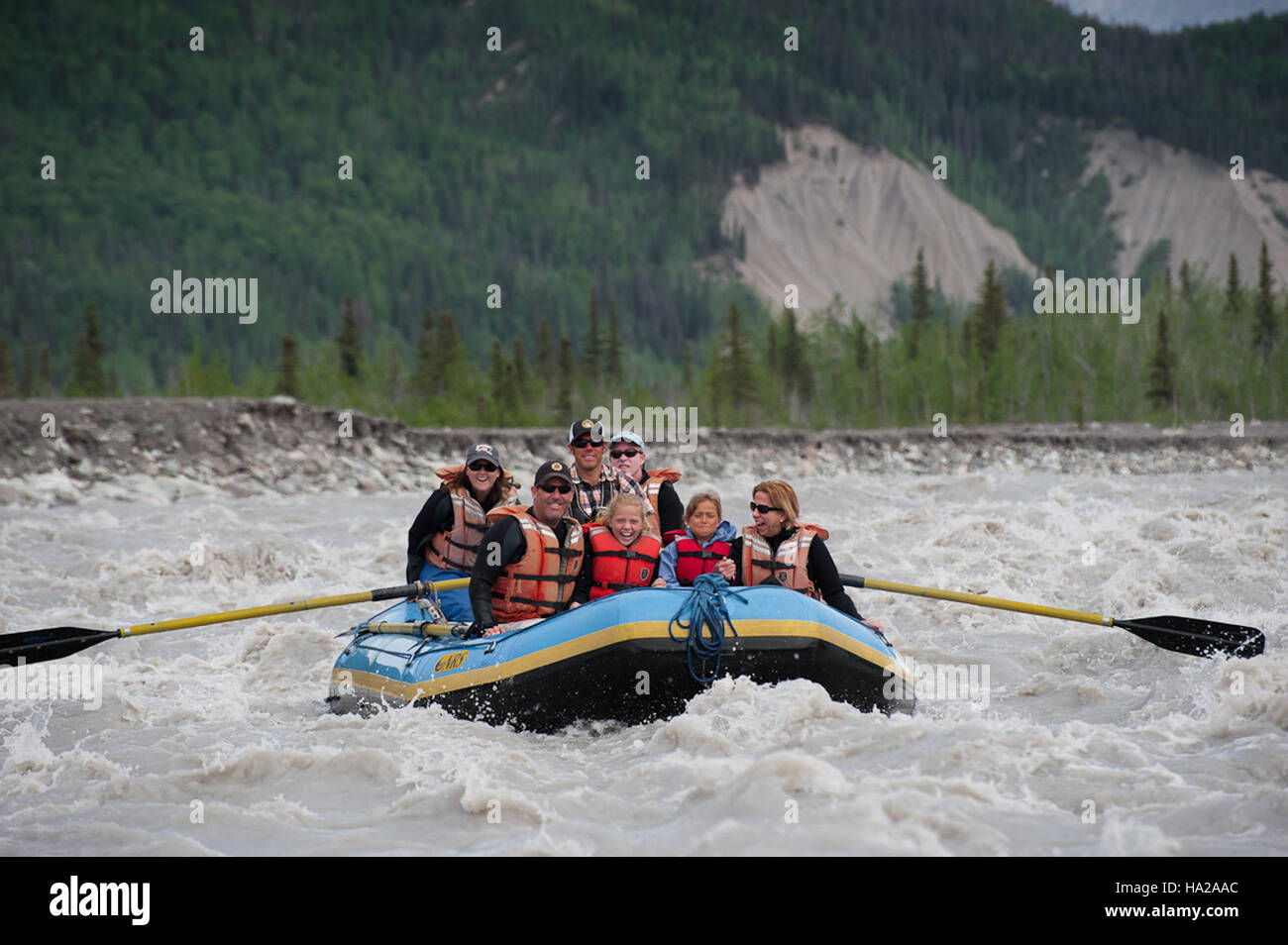 Fiume che galleggia attraverso Wrangell-St L'Elias National Park offre un modo unico per vivere la natura selvaggia e i paesaggi mozzafiato del parco. Il parco offre una vasta bellezza naturale e una fauna selvatica diversificata, rendendolo una destinazione popolare per l'avventura e il turismo naturalistico. Foto Stock