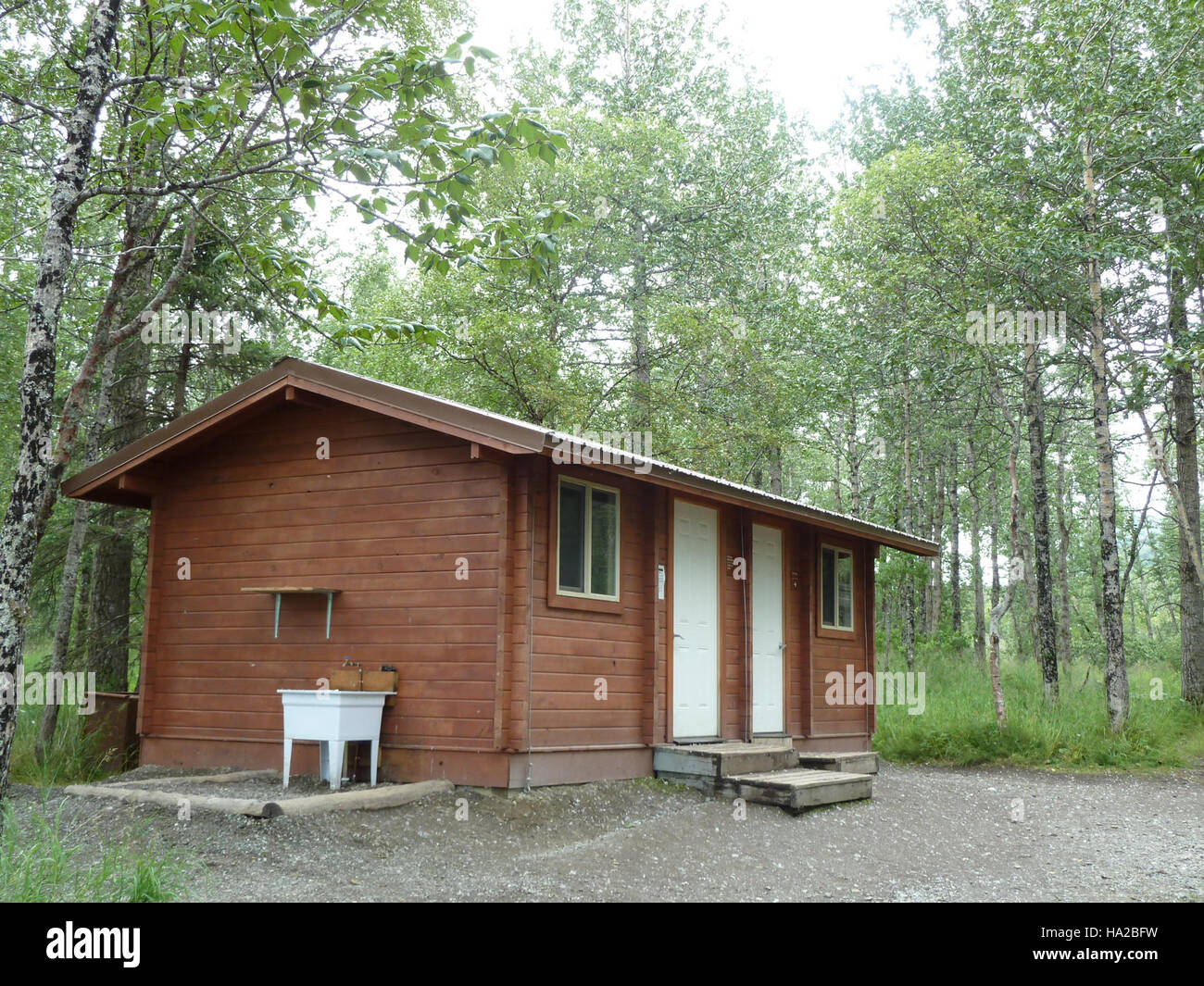 Questa immagine acquisisce una cache di cibo e attrezzature in un ambiente remoto, probabilmente associato a spedizioni all'aperto. La cache include disposizioni e materiali di consumo memorizzati per l'uso futuro, garantendo la sopravvivenza in ambienti difficili. Mette in evidenza la preparazione e la gestione delle risorse in situazioni di sopravvivenza. Foto Stock