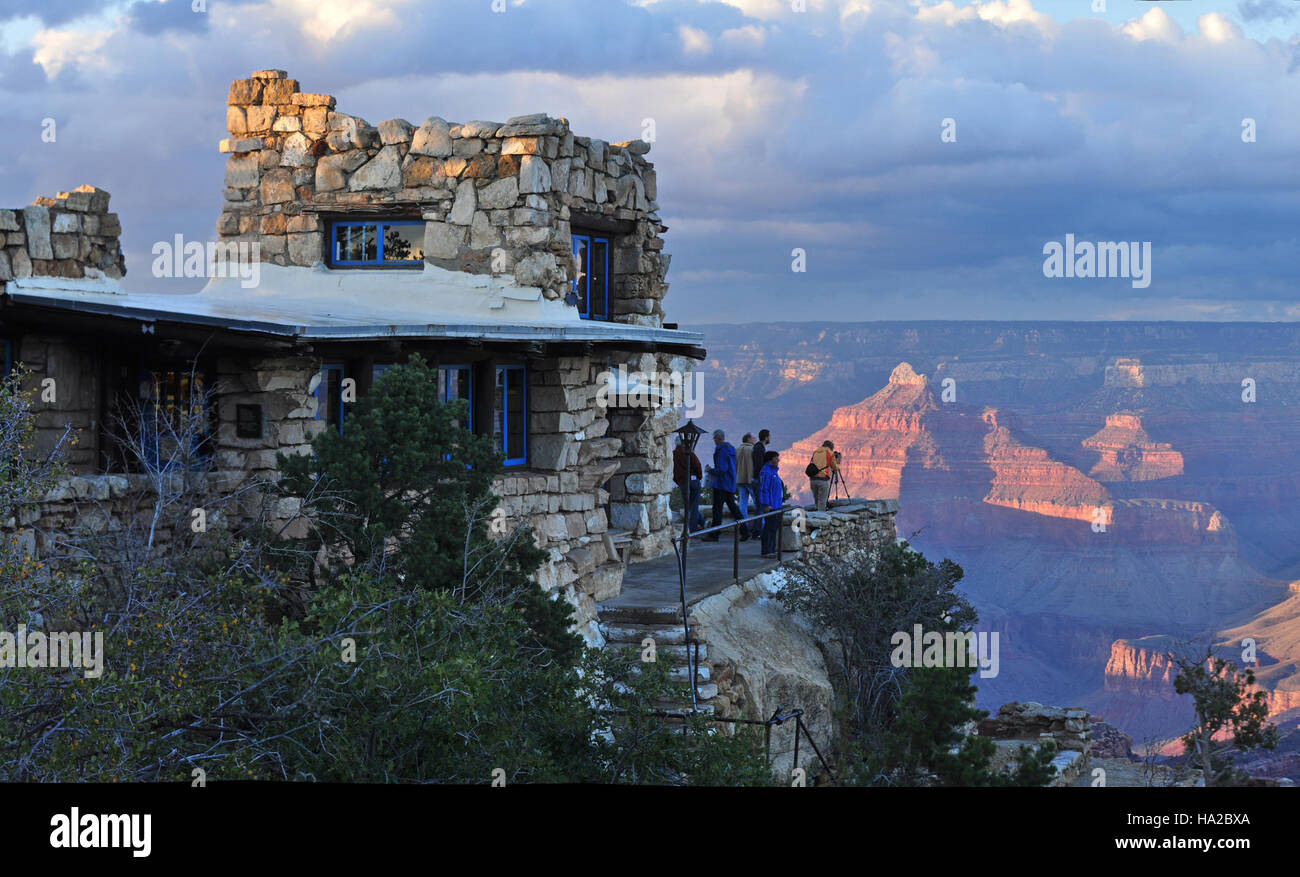 Questa splendida fotografia, scattata al Parco Nazionale del Grand Canyon, mostra il Lookout Studio al tramonto. L'immagine cattura il paesaggio mozzafiato del canyon, mostrando la sua vastità e i colori vivaci durante l'ora d'oro. Foto Stock