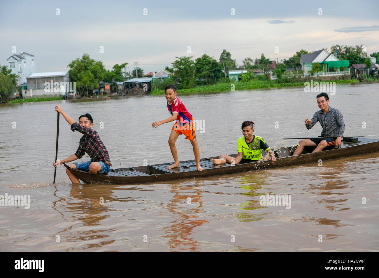 Chlidren in canoa fiume Mekong, Vietnam Asia Foto Stock
