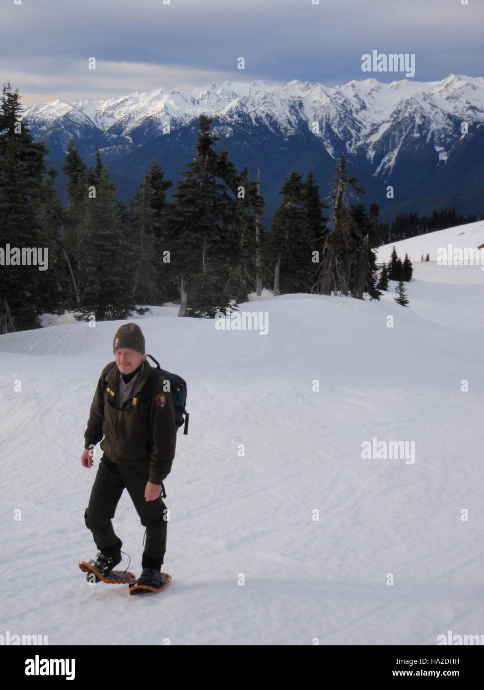 Le racchette da neve all'Hurricane Ridge nell'Olympic National Park offrono un'esperienza di svago invernale unica, consentendo ai visitatori di esplorare paesaggi innevati e godersi la tranquillità dell'ambiente montano. Foto Stock