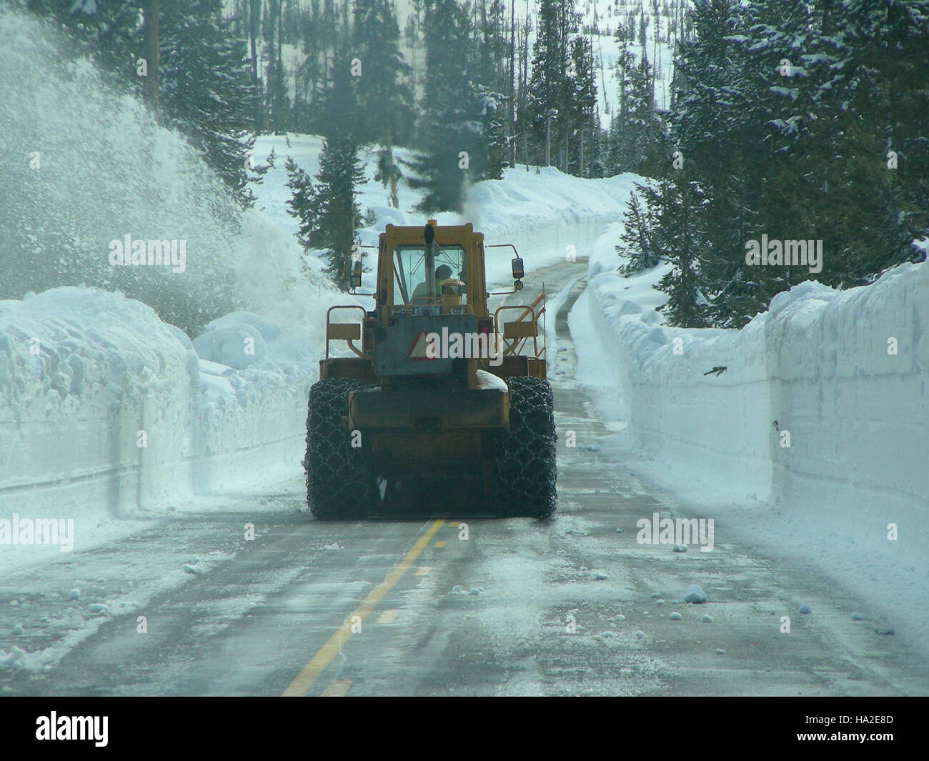 Pulizia di yellowstone la strada tra Lewis Campeggio e Lewis River Foto Stock