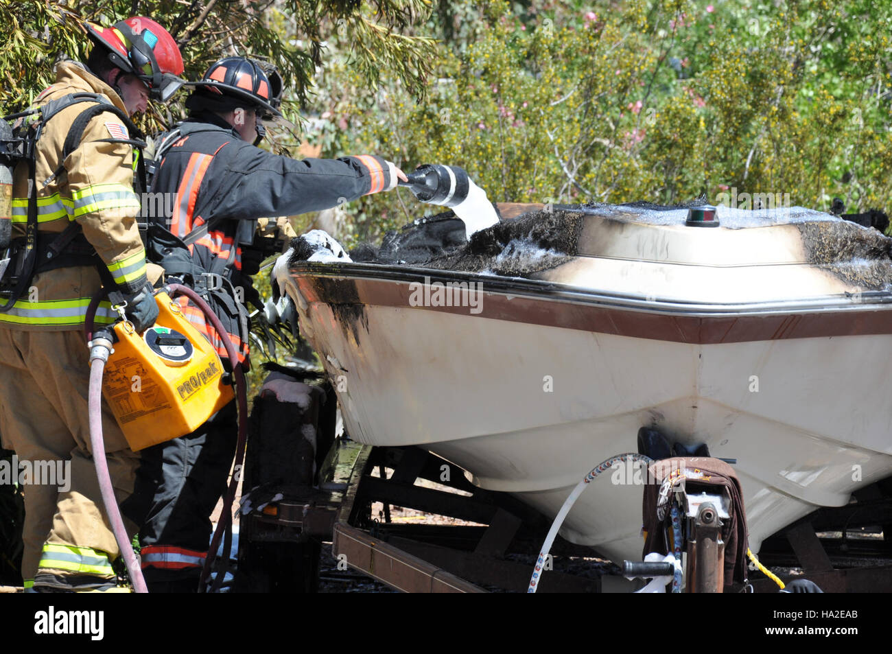 I ranger del parco e i vigili del fuoco di Boulder City hanno risposto a un incendio in barca, dimostrando la collaborazione tra le agenzie federali e locali nella risposta alle emergenze e nella gestione della sicurezza. Foto Stock