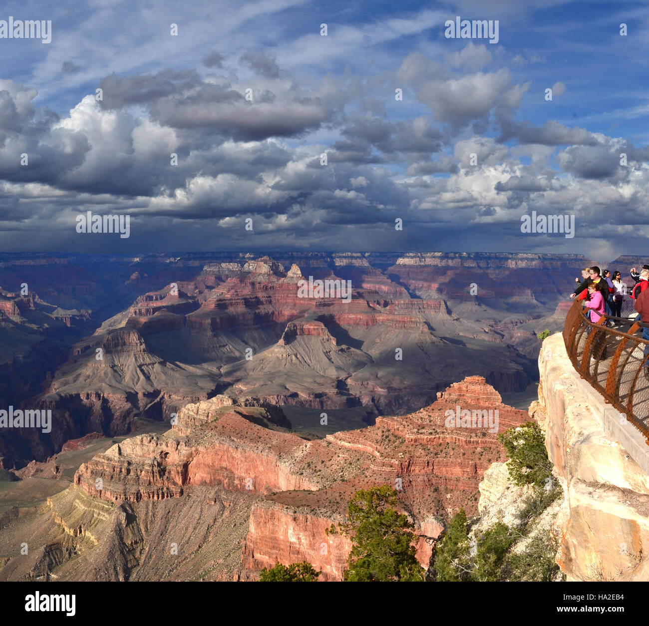 Una tempesta primaverile a Mather Point nel Parco Nazionale del Grand Canyon porta condizioni meteorologiche drammatiche in questo paesaggio iconico. Conosciuto per le sue vedute mozzafiato del canyon, Mather Point è anche un popolare punto di osservazione per i visitatori. La tempesta di primavera contribuisce alle condizioni ambientali dinamiche che plasmano la bellezza naturale e l'ecosistema del parco, influenzando sia i modelli meteorologici che la flora e la fauna. Foto Stock