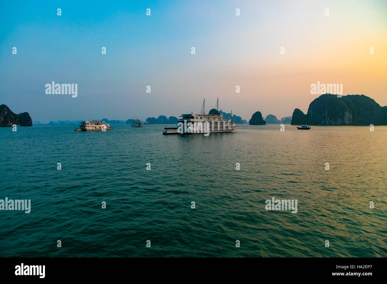 Sunrise, Halong Bay, il Vietnam Asia Foto Stock