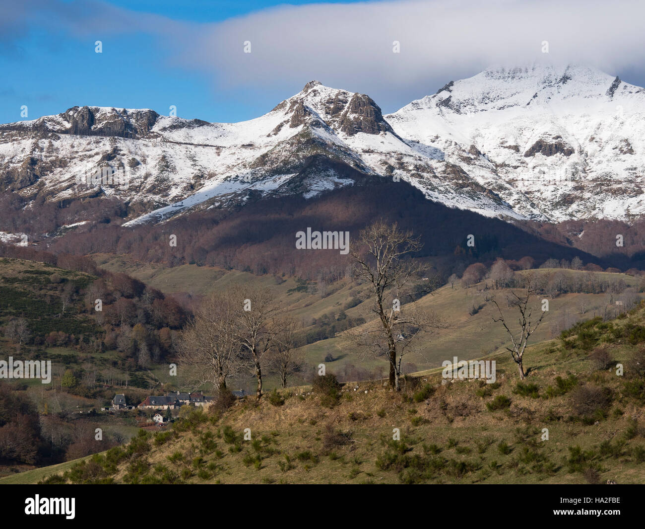 Prima neve. Vista del Pas de Peyrol road (D17 road) e la valle di Mandaille. Cantal, Auvergne, Francia. La cima innevata del Puy Mary tra le nuvole. Foto Stock