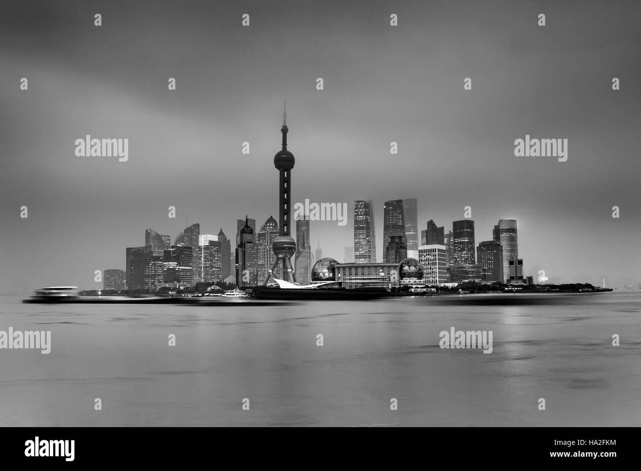 Scollegato distante isola di Pudong di Shanghai città della Cina con i moderni grattacieli cityline a tempo piovoso riflettendo in sfocate nelle acque del fiume cove Foto Stock