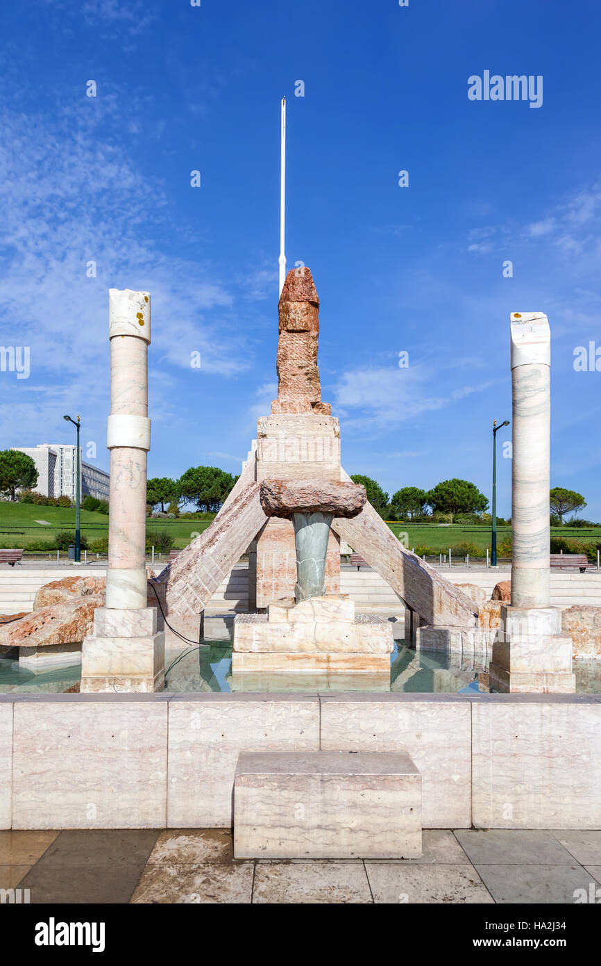 Parco Eduardo VII. Un controverso monumento al 25 de Abril Rivoluzione, costruito nella paesaggistica si affacciano o il punto di vista del par Foto Stock