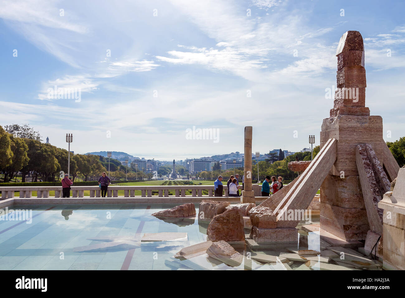 Parco Eduardo VII. Un controverso monumento al 25 de Abril Rivoluzione, costruito nella paesaggistica si affacciano o il punto di vista del par Foto Stock