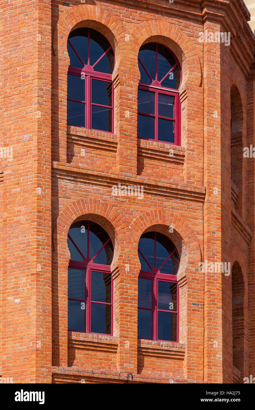 Campo Pequeno Arena Arena. Dettaglio di windows nel XIX secolo in stile moresco stile Revival. Il Portogallo più antica e mitica Arena Foto Stock