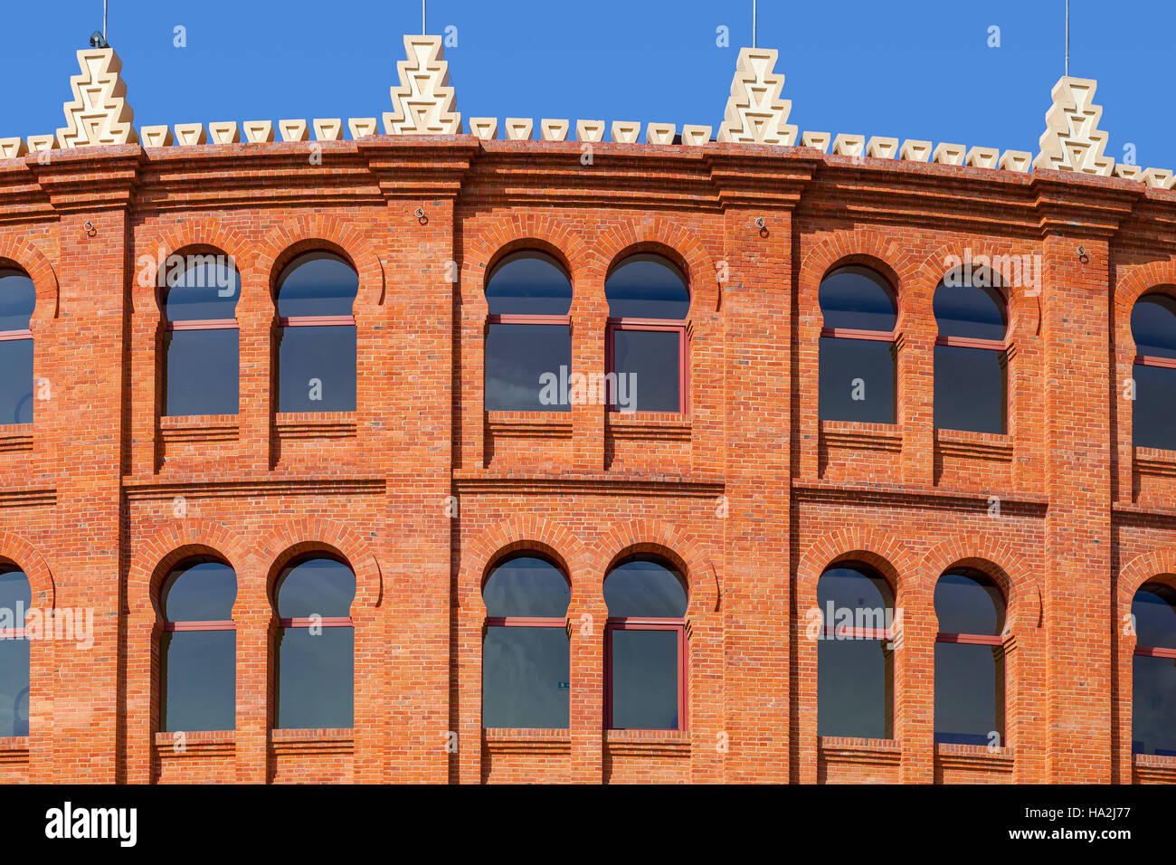 Campo Pequeno Arena Arena. Dettaglio di windows nel XIX secolo in stile moresco stile Revival. Il Portogallo più antica e mitica Arena Foto Stock