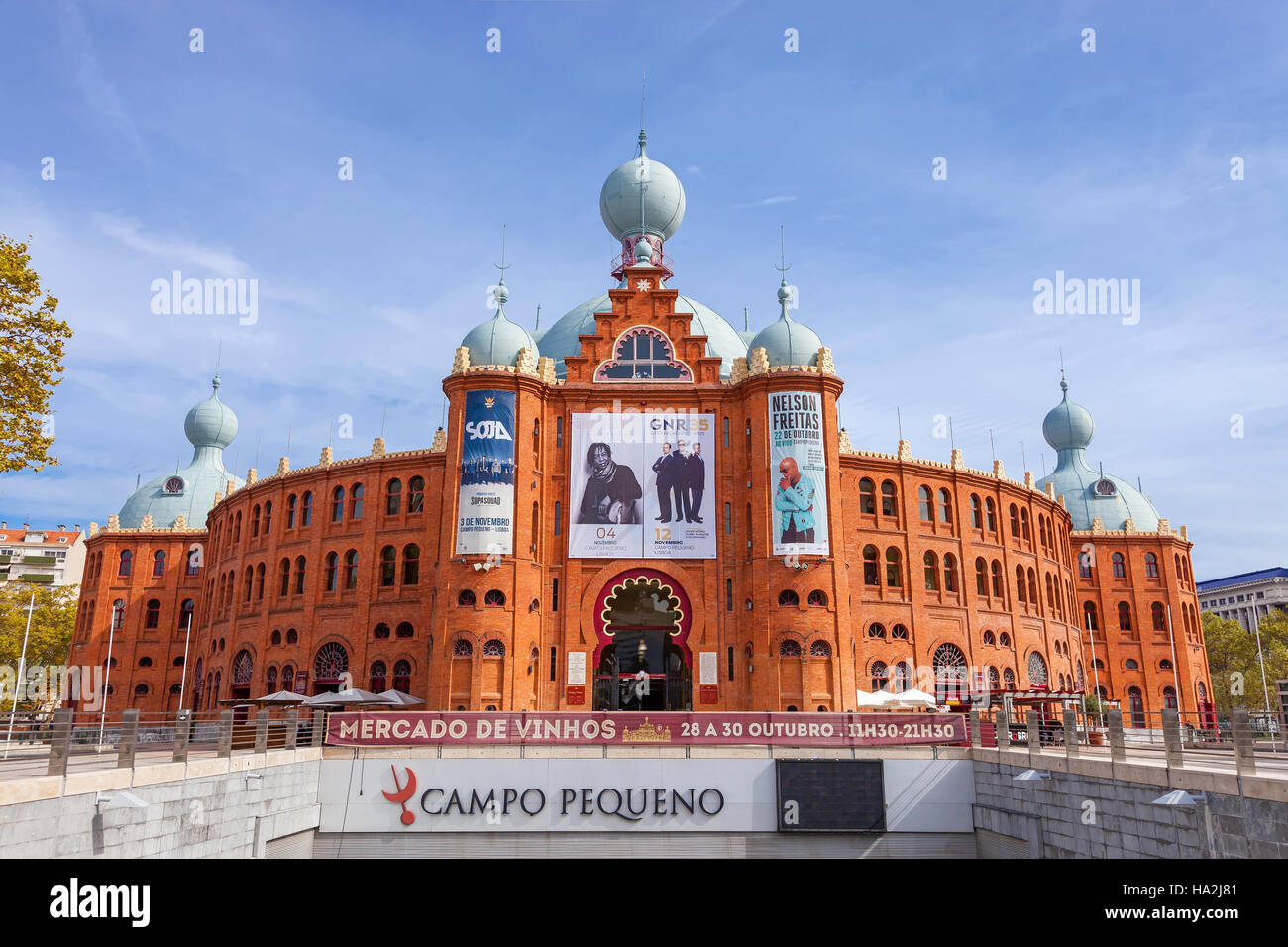 Campo Pequeno Arena della corrida e l'entrata della metropolitana shopping mall. Ospita concerti, mostre e fiere e altri eventi. Foto Stock