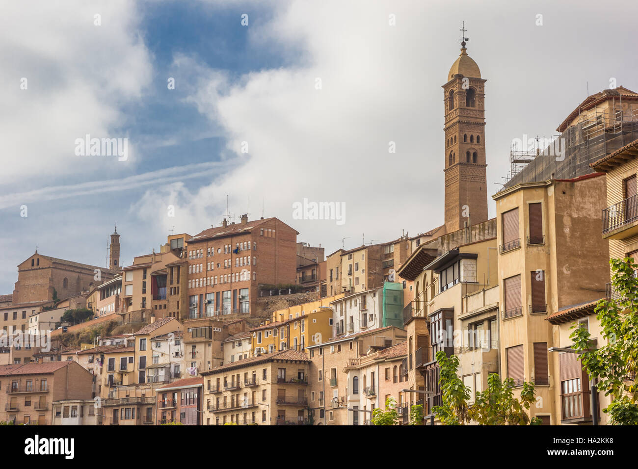 Case e chiesa torre sulla collina a Tarazona, Spagna Foto Stock