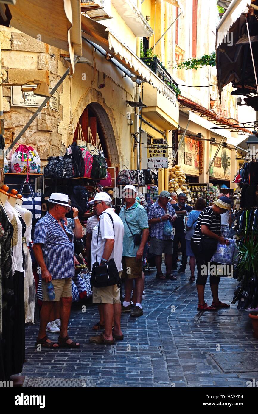 I turisti lungo una strada dello shopping nella città vecchia, Rethimno, Creta, Grecia, l'Europa. Foto Stock