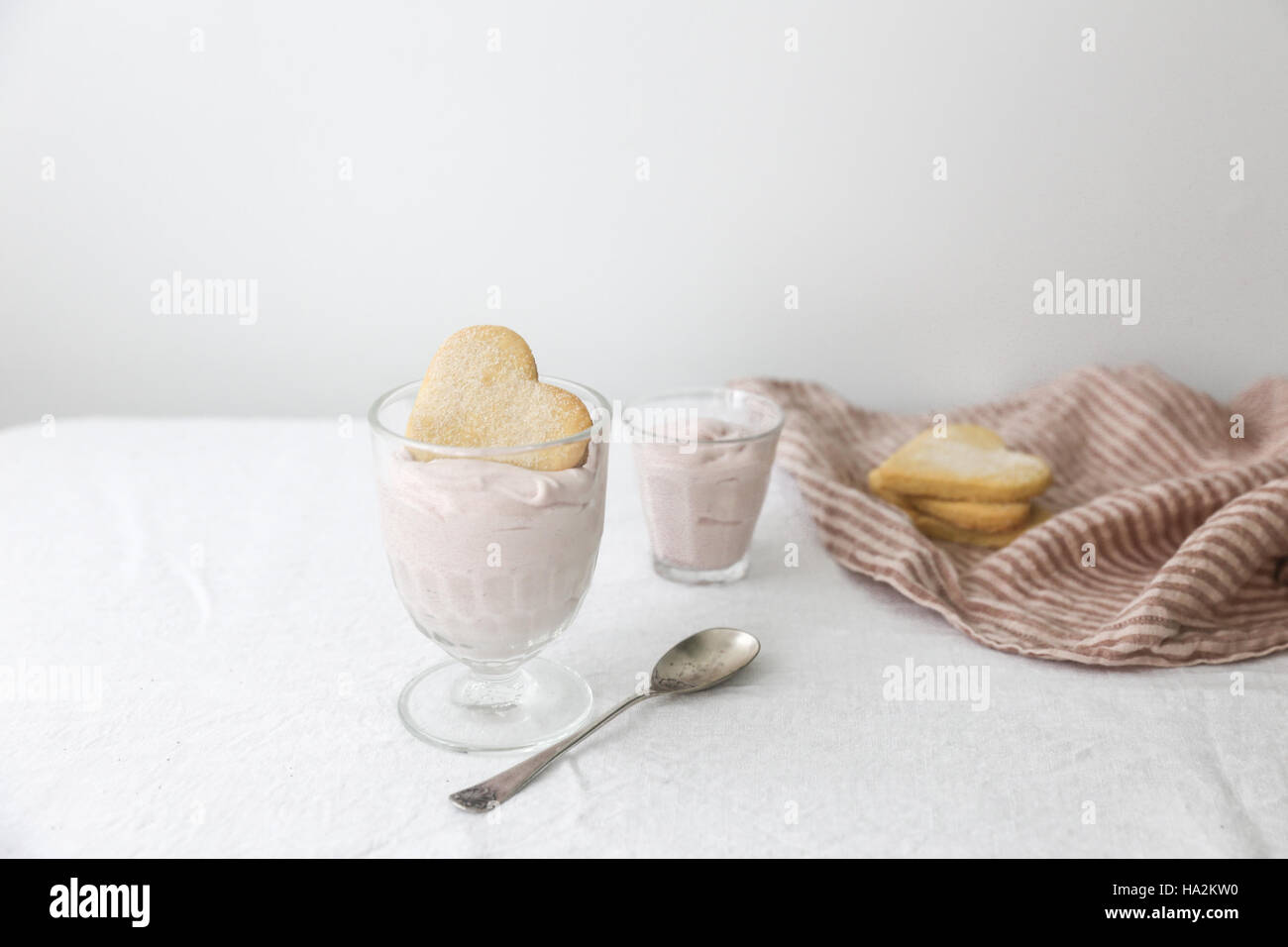 A forma di cuore biscotti frollini con mousse di fragole Foto Stock