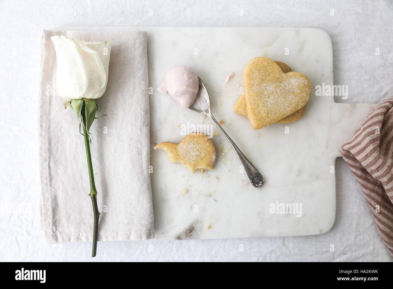 A forma di cuore biscotti frollini con una rosa Foto Stock