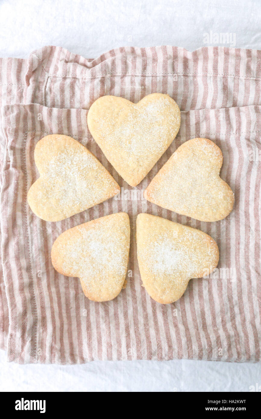 A forma di cuore biscotti frollini sul tovagliolo Foto Stock