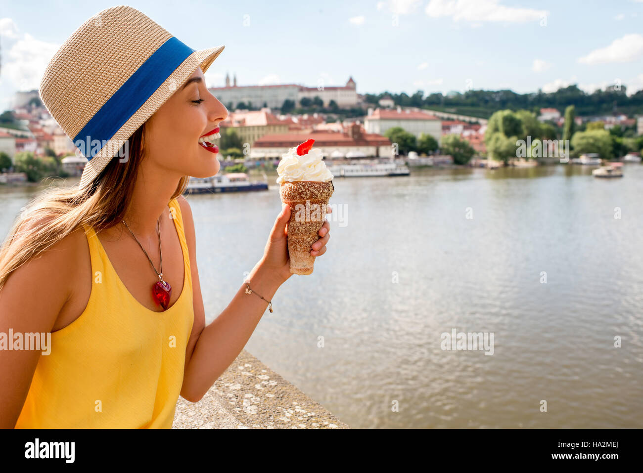 Donna con dessert ceca a Praga Foto Stock