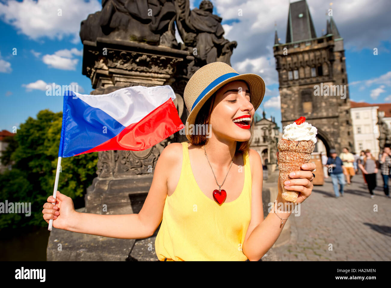 Donna con dessert ceca a Praga Foto Stock