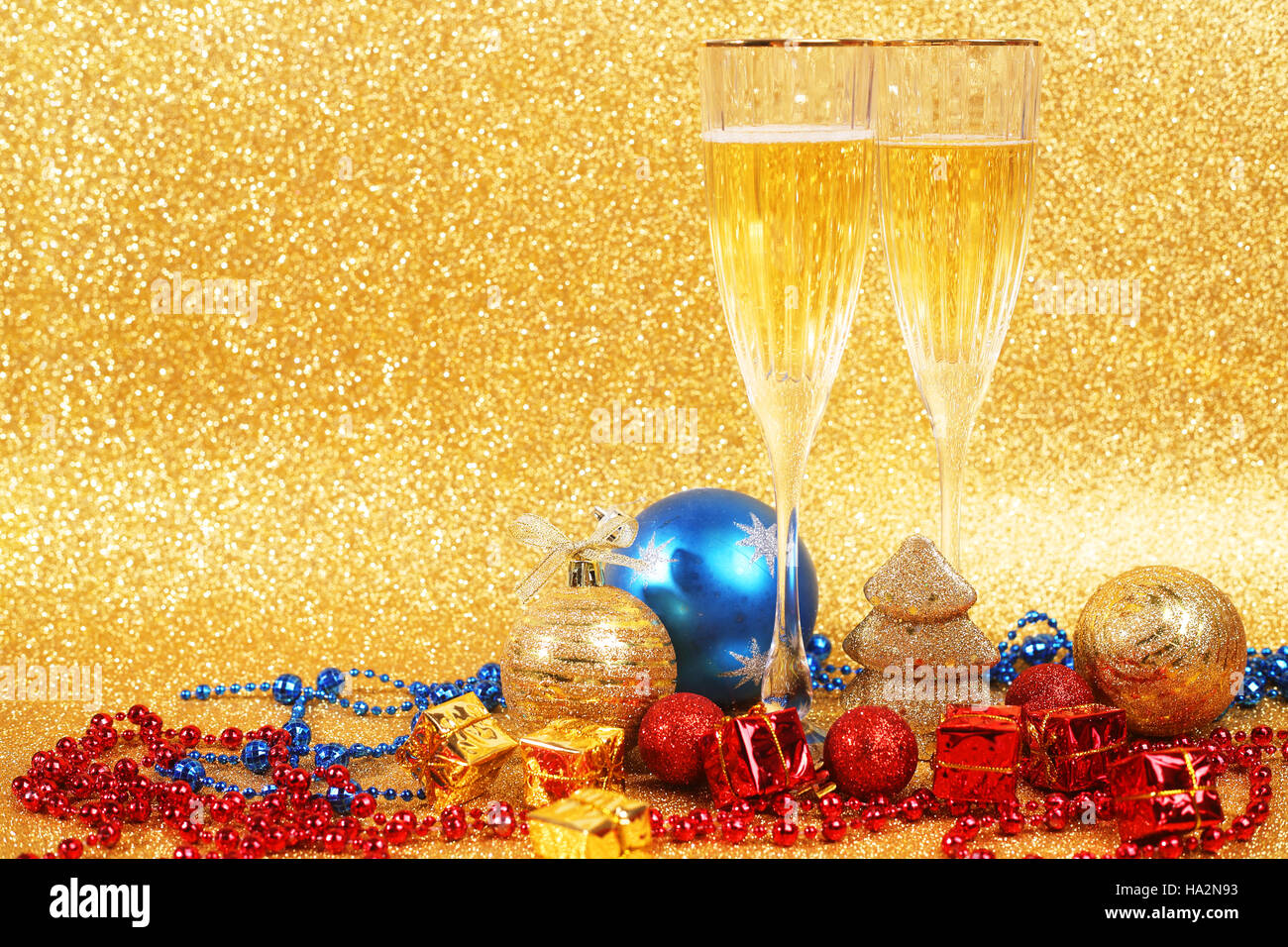 Champagne e decorazioni di Natale sul golden glitter sfondo con spazio di copia Foto Stock