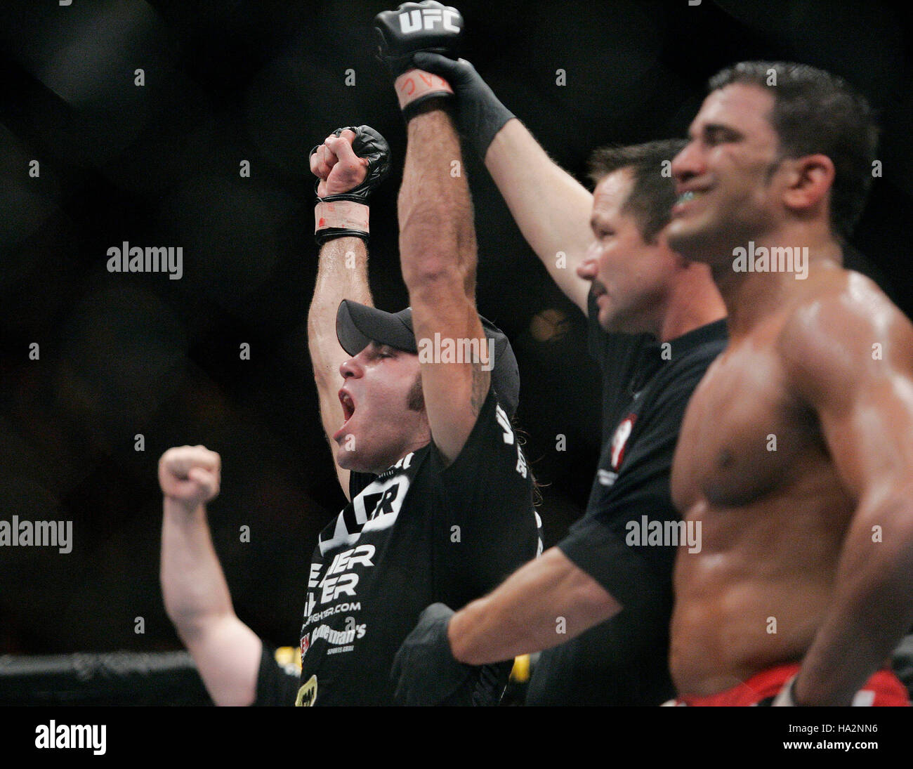 Guida di argilla, sinistra, celebra la sua vittoria su Marco Aurelio in UFC 74 durante una di mixed martial arts corrispondono al Mandalay Bay Events Centre di Las Vegas su Sabato, Agosto 25, 2007. Photo credit: Francesco Specker Foto Stock