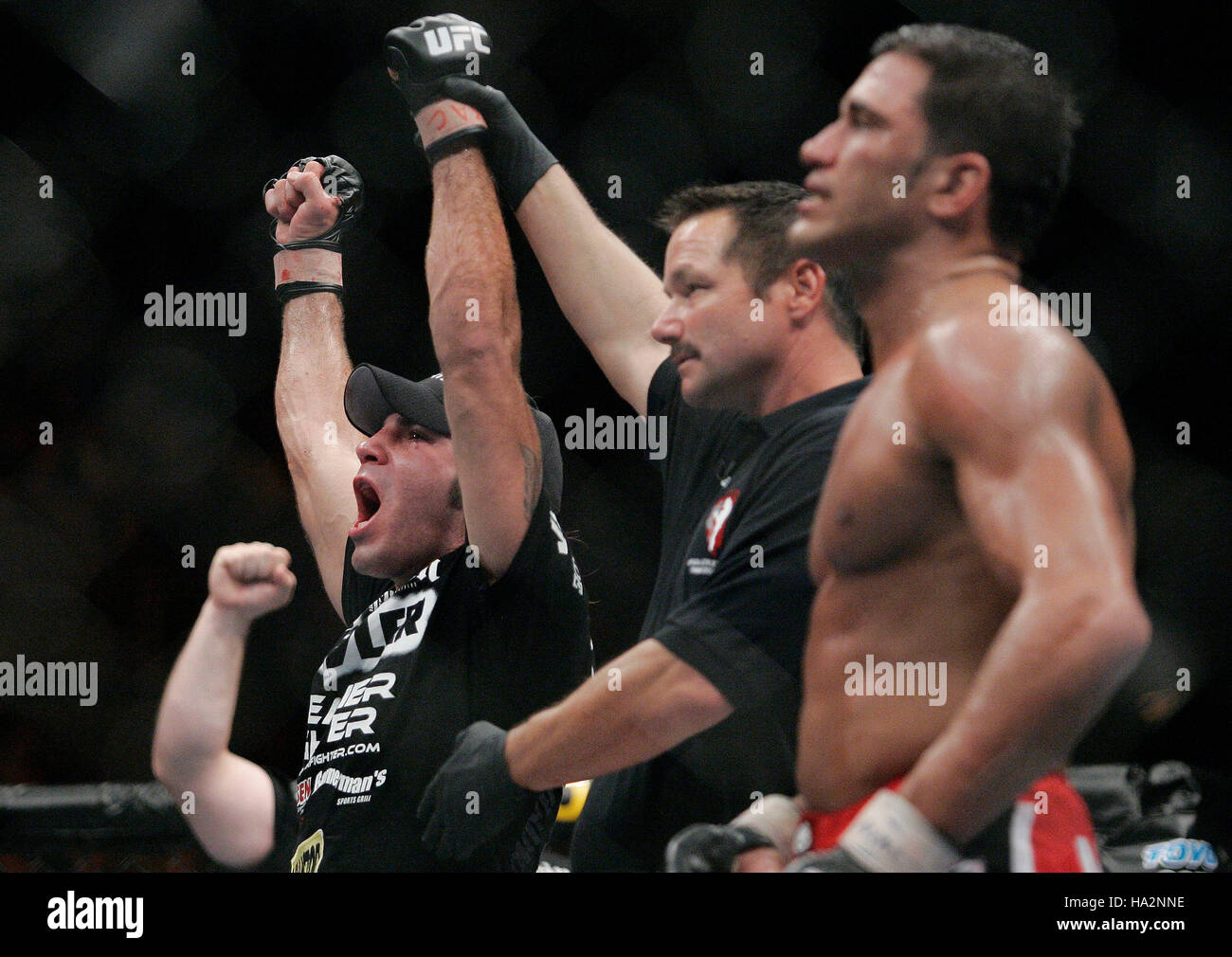 Guida di argilla, sinistra, celebra la sua vittoria su Marco Aurelio in UFC 74 durante una di mixed martial arts corrispondono al Mandalay Bay Events Centre di Las Vegas su Sabato, Agosto 25, 2007. Photo credit: Francesco Specker Foto Stock